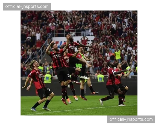 特写：莱切球员进球后冲向看台与患病小球迷庆祝