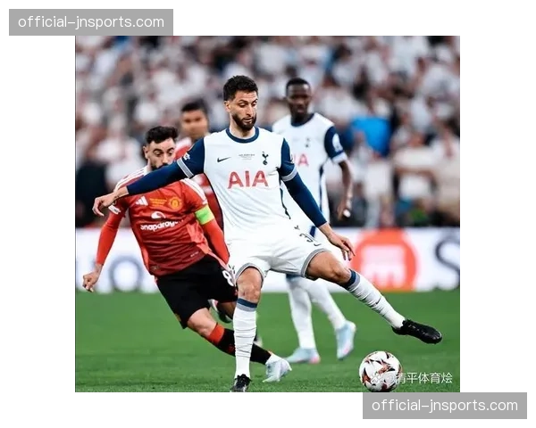 布雷斯特通过一次门将手抛球发动的快速反击得分，完美避开对手精心部署的高位防线